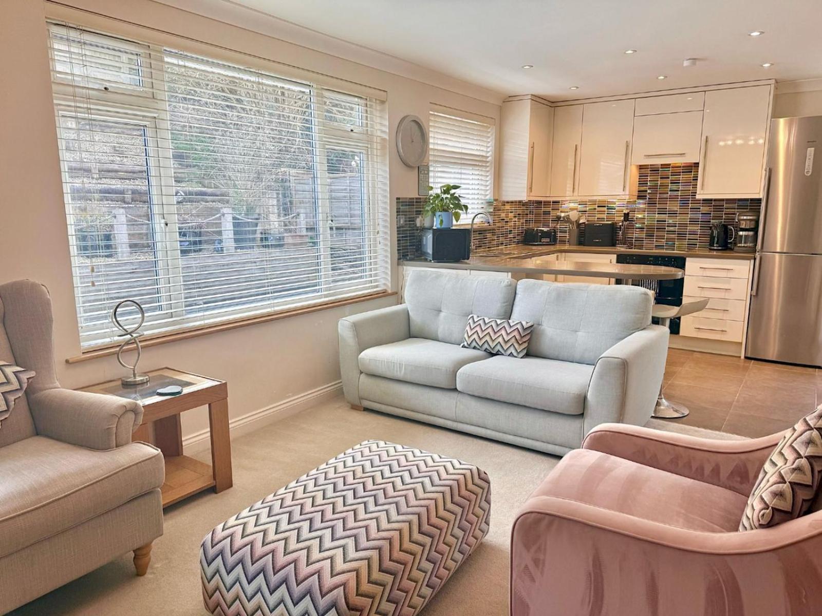 Pass The Keys Sarlou Close Limeslade Bay Coastal Getaway Holiday home *