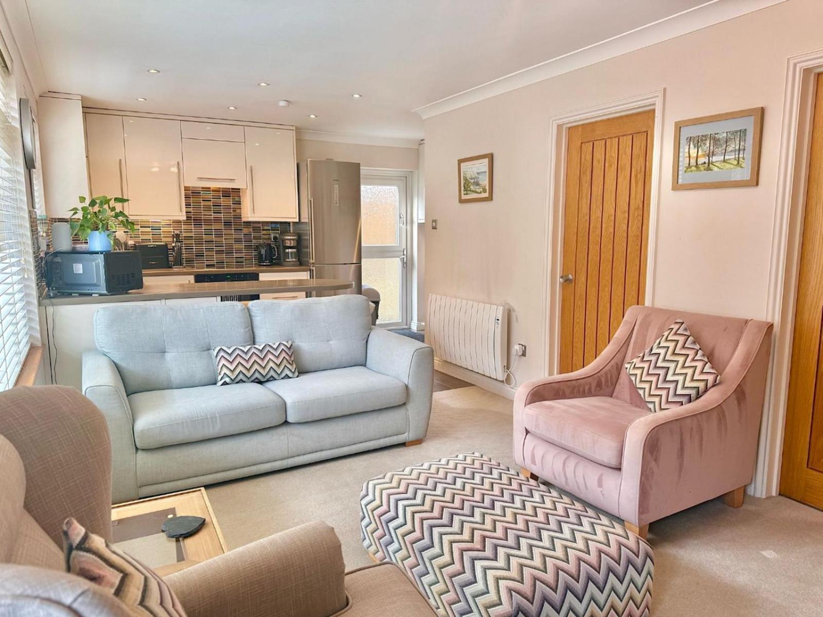 Pass The Keys Sarlou Close Limeslade Bay Coastal Getaway Holiday home *