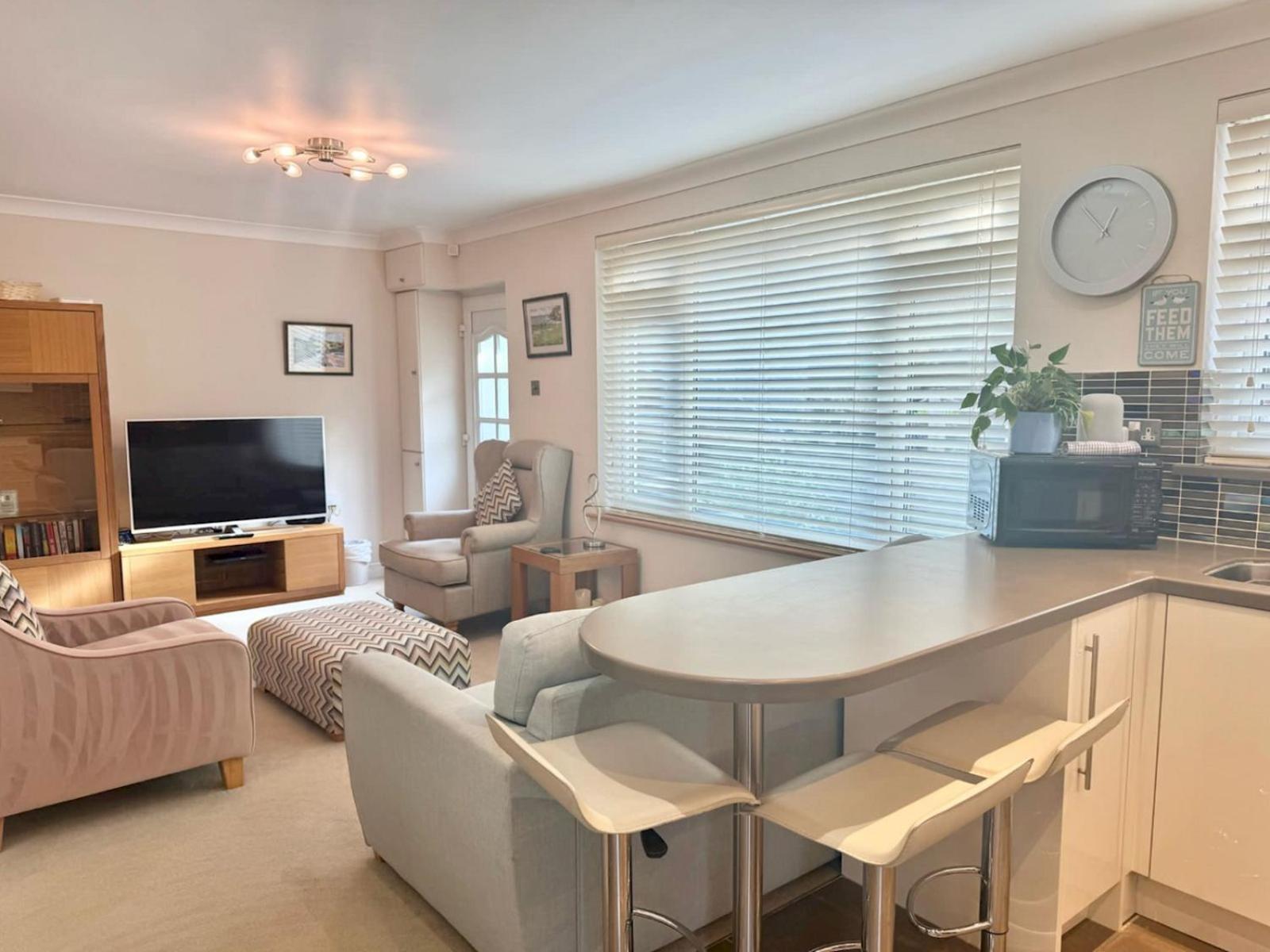 Pass The Keys Sarlou Close Limeslade Bay Coastal Getaway * Swansea
